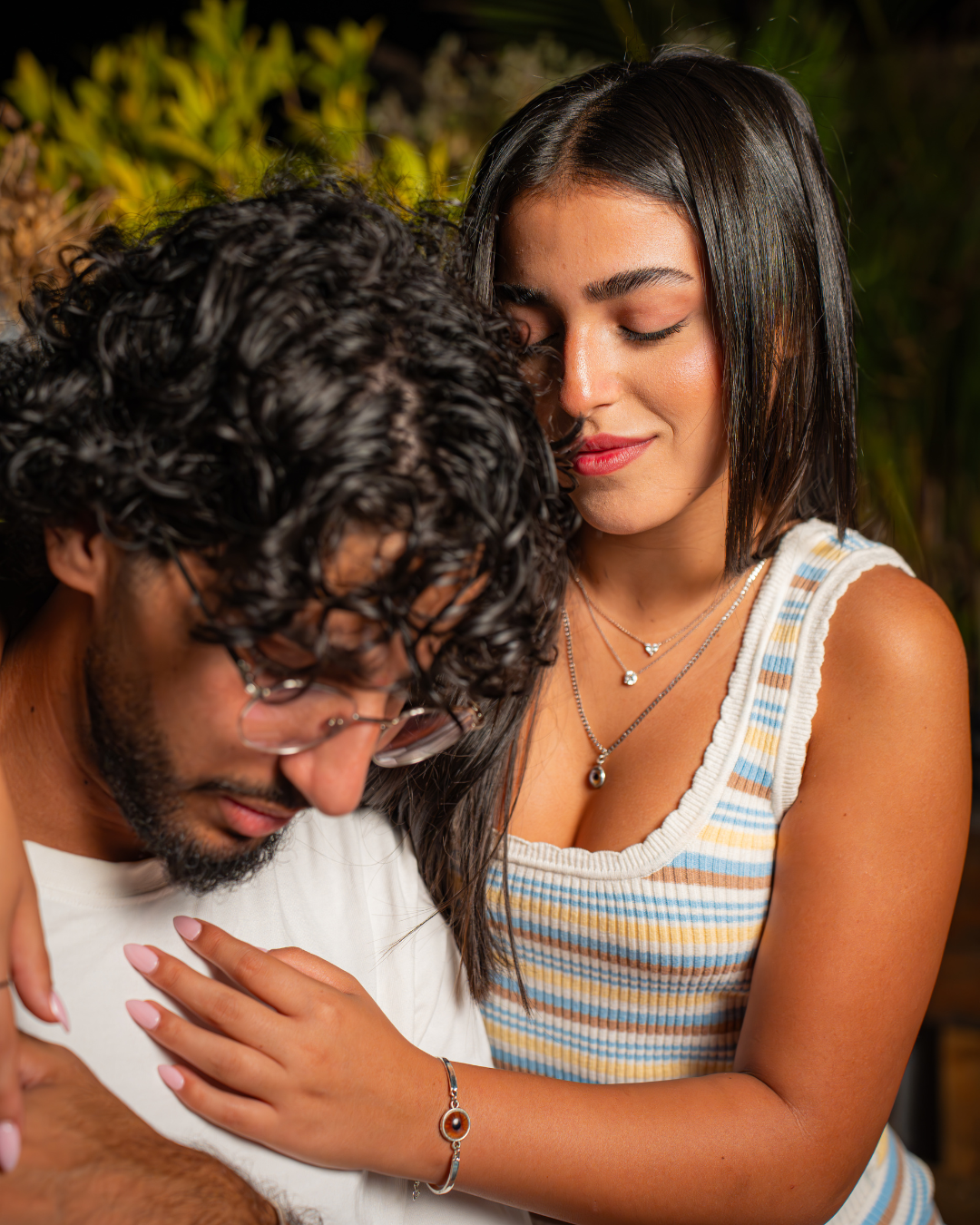 תמונה של זוג אוהב עם התכשיטים